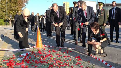 Recep Tayiip Erdogan ja Sauli Niinistö laskivat yhdessä seppeleet Ankaran terrori-iskun uhrien muistolle 12. lokakuuta 2015.