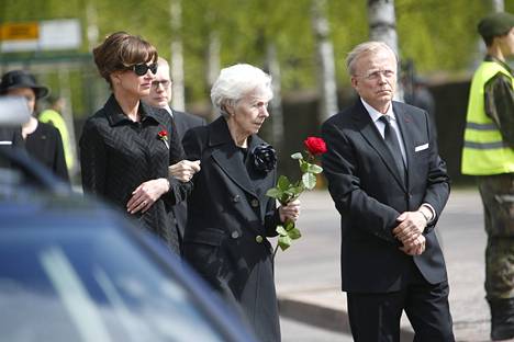 Tellervo Koivisto saapui Hietaniemen hautausmaalle punainen ruusu kädessään, tukena Assi Koivisto.