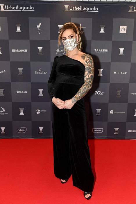 Ex-nyrkkeilijä Eva Wahlström kertoi viime syyskuussa odottavansa lasta yhdessä puolisonsa Niklas Räsäsen kanssa. Torstaina raskaana oleva Wahlström edusti tyylikkäässä mustassa asussa. Hän jakoi gaalassa palkinnon Vuoden esikuvalle.