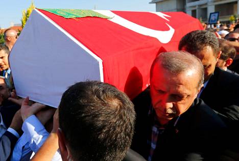 Soini arvioi sotilasvallankaappausyrityksen olleen Erdoganille järkytys. Kuvassa presidentti kantaa yhteenotossa kuolleen ihmisen arkkua heinäkuussa 2016.