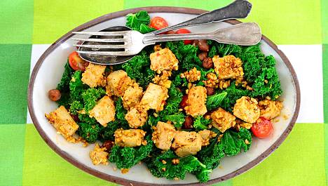 Proteiinipitoinen tofu on mainio lisuke maukkaalle salaatille.