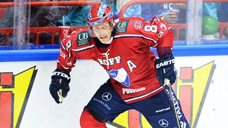 Tony Salmelainen pelasi viimeisen jääkiekko-ottelunsa 13. lokakuuta 2013. Kuvassa Salmelainen HIFK:n paidassa saman vuoden syyskuussa.