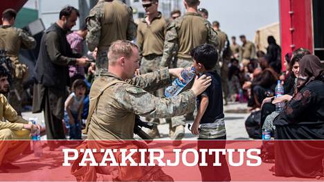 Yhdysvaltalainen sotilas antaa vettä lapselle Kabulin lentokentällä. Sinne on saapunut myös suomalainen sotilasosasto.