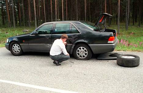 Vuonna 1997 Martti Ahtisaaren virka-auto joutui pieneen kolariin Turun lentokentältä lähdettäessä. Presidenttipari ei loukkaantunut tilanteessa ja vauriot jäivät pieniksi. Panssarointia moinen peltikolhu tuskin vaurioitti.