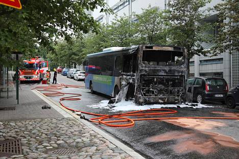 HSL:n linja-auto syttyi tuleen Helsingin Kumpulassa – tuhoutui täysin -  Kotimaa - Ilta-Sanomat