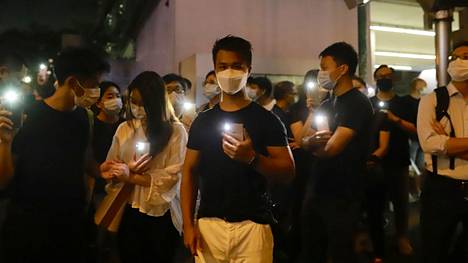 Hongkongilaiset muistivat Tiananmenin aukion verilöylyn uhreja sytyttämällä kännyköidensä taskulamput eristetyn Victoria-puiston ulkopuolella torstaina.