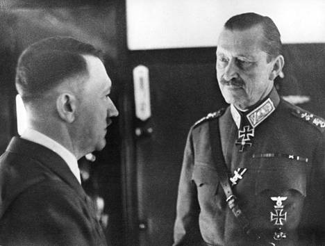 Adolf Hitler saapui Suomeen tervehtimään Suomen puolustusvoimien ylipäällikköä, sotamarsalkka Carl Gustaf Emil Mannerheimiä tämän 75-vuotissyntymäpäivänä 1942. 