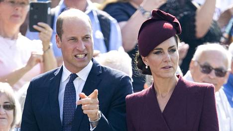 Walesin prinssiparin hääpäivätoivotus sai raivostuneen vastaanoton.