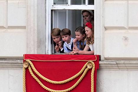 Prinssi George, prinsessa Charlotte, prinssi Louis, Savannah Phillips ja prinsessa Beatrice nähtiin Buckinghamin palatsin ikkunassa ennen ilmavoimien ylilentoa.