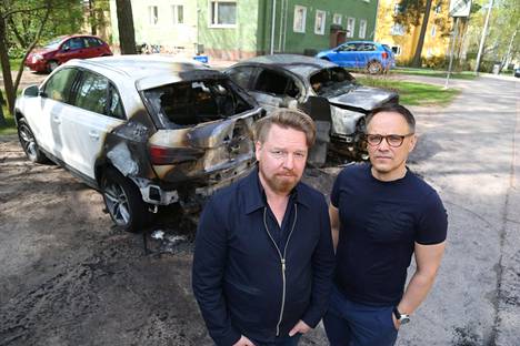 Tapani Haapasen (vas.) ja Vesa Piltosen autot paloivat epäillyissä tuhopoltoissa maanantain ja tiistain välisenä yönä.