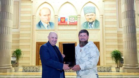 Veljekset kuin ilvekset. Tshetshenian päämies Ramzan Kadyrov (oik.) haluaa seurata Jevgeni ”Putinin kokki” Prigozhinin jalanjälkiä ja perustaa oman yksityisarmeijansa. Kuva viime vuodelta, kun Prigozhin vieraili Tshetsheniassa.