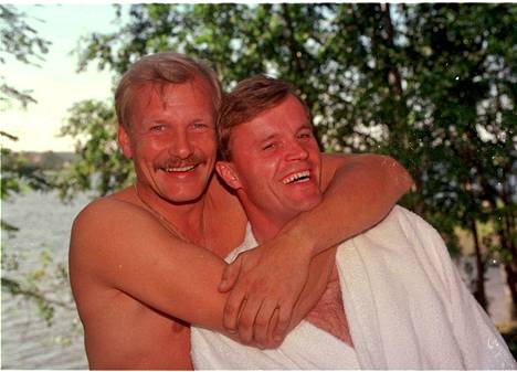 Sinivalkoiset sankarit Suomen suvessa vuonna 1996.