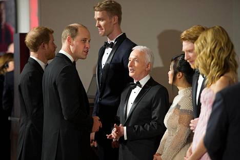 Suomalainen Star Wars -tähti Joonas Suotamo tapasi prinssi Williamin ja  prinssi Harryn Lontoon ensi-illassa - TV & elokuvat - Ilta-Sanomat
