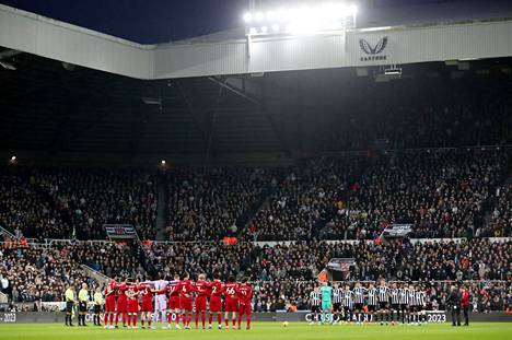 Newcastlen ja Liverpoolin pelaajat hiljentyivät kunnioittamaan Christian Atsun muistoa lauantaina.