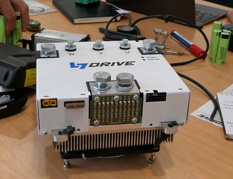 Daniel Salosen L7 Drive -yhtiö on kehittänyt järjestelmän, joka koostuu pelkästään rinnankytketyistä akkukennoista. DC/DC-muuntimen avulla akkupaketin antama jännite nostetaan juuri sille tasolle mitä kullakin hetkellä tarvitaan.