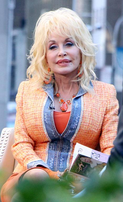 –Tissini ovat huijausta, tukkani on huijausta, mutta sydämeni ja ääneni ovat todellisia, Dolly Parton on sanonut.