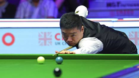 Ding Junhui on kolminkertainen Britannian mestaruusturnauksen voittaja. Kuva on vuoden 2022 välierästä.