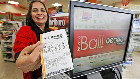 Kioskimyyjä ojensi Powerball-lottokupongin ostajalle Virginian Richmondissa.