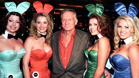 Playboy-lehden perustajasta, syyskuussa edesmenneestä Hugh Hefneristä tuli mediaimperiuminsa symboli, samoin kuin hänen lehtensä sivuilla esiintyneistä puputytöistäkin. Kuva on otettu Las Vegasissa maaliskuussa 1991.