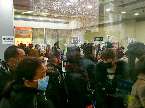 Wuhanilaisia jonottamassa hoitoon pääsyä Tongjin sairaalassa.
