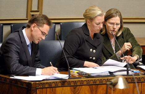 Heidi Hautala oli kehitysministerinä Kataisen (kok.) hallituksessa vuosina 2011-2013. Keskellä Jutta Urpilainen (sd.).