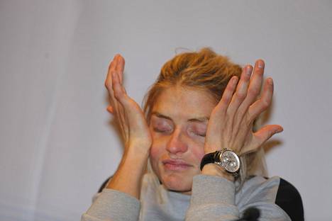 Therese Johaug pyyhki kyyneleitään viime viikolla pitämässään lehdistötilaisuudessa, jossa hän kertoi dopingkärystään.