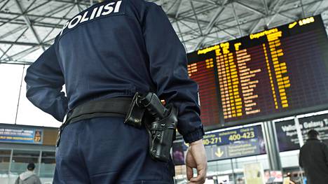 Poliisi kuvattuna Helsinki-Vantaan lentoasemalla 2011.