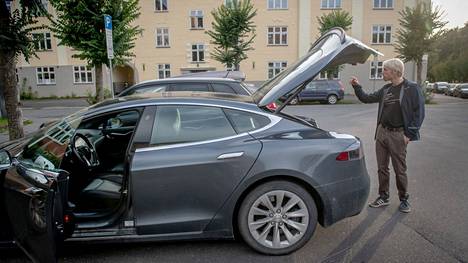 Tesla on Norjan suosituin sähköautomerkki. Kuvassa esiintyvällä henkilöllä ei IS:n tietojen mukaan ole mitään tekemistä syömälakon kanssa. 