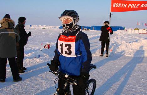 Tältä Jukka Viljanen näytti tultuaan pyörämaratonin maaliin vuonna 2007.