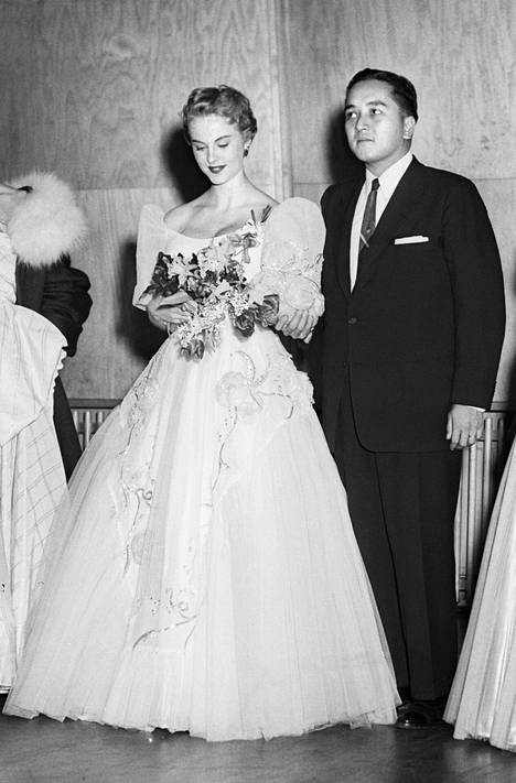 Kuusela ja hänen ensimmäinen puolisonsa Virgilio Hilario vierailivat Suomessa vuonna 1955. Pari näyttäytyi Helsingin kauppakorkeakoululla järjestetyssä muotinäytöksessä.