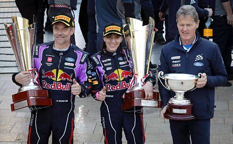 Sebastien Loeb ja hänen kartturinsa Isabelle Galmiche juhlivat voittoa.