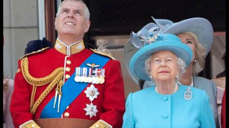 Kuningatar Elisabet joutui tekemään tiukan ratkaisun tällä viikolla. Hovi tiedotti, että kuningatar poisti prinssi Andrew'n kaikki sotilasarvonimet. Häntä ei myöskään enää tituleerata kuninkaalliseksi korkeudeksi. 