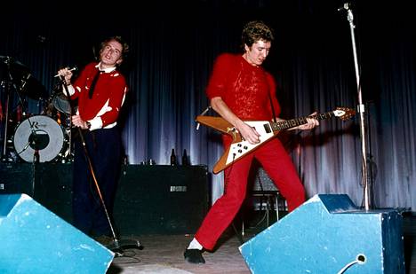 Laulaja Johnny Rotten ja kitaristi Steve Jones vuonna 1976. Nykyään alkuperäistä Lydon nimeään käyttävä Rotten ei pidä Jonesin muistelmiin perustuvasta uudesta tv-sarjasta.