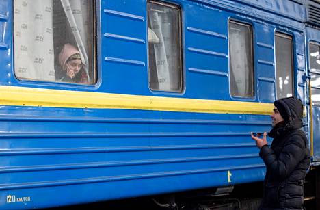 Mies kuvattiin lauantaina puhumassa puhelimeen ja jättämässä hyvästit Lvivin rautatieasemalla. 
