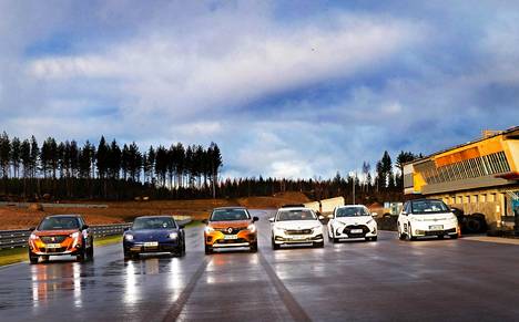 Vuoden Auto Suomessa 2021 -finalistit ovat vasemmalta katsoen aakkosjärjestyksessä Peugeot 2008, Porsche Taycan, Renault Captur, Škoda Octavia, Toyota Yaris sekä Volkswagen ID.3. Tittelin valintaperusteista tärkein on rahalle saatava vastine.
