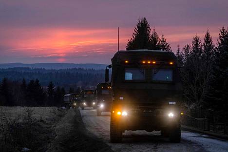 Yhdysvaltain armeijan kuorma-autot näkyvät sotilasleirin vieressä Arlamowissa, Kaakkois-Puolassa, lähellä Ukrainan rajaa 3. maaliskuuta 2022.