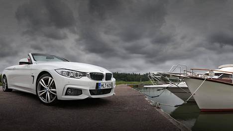 Taivas mustenee, mutta katto on auki. Kuvassa BMW 428 i.