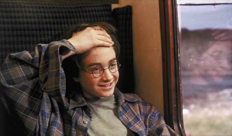 Harry Potterin idea syntyi junassa matkalla Manchesterista Lontooseen. Vuonna 2001 Warner Bros teki kirjasta elokuvan, jonka pääosaa esittää Daniel Radcliffe.