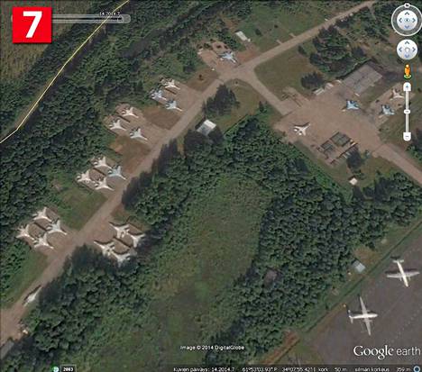 7. Viitana (kuva heinäkuu 2014): Petroskoin liepeillä olevassa Besovetsin (Viitanan) lentotukikohdassa operoi 159. hävittäjärykmentti. Sen kalustona on mm. Su-27-hävittäjälentokoneita. Kuvissa näkyy noin 20 lentokonetta, mutta ei hangaareita. "Tukikohtaan järjestetään myös yleisökäyntejä, joihin pitää varata etukäteen aika. Yleisölle esitellään siellä ehkä juuri näitä Su-27-hävittäjiä", kertoo Rautala mielenkiintoisena lisätietona.