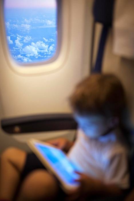 Tavallisin matkustajien tekemä virhe on laittaa lapsi nukkumaan lentokoneen lattialle jalkojen juureen.
