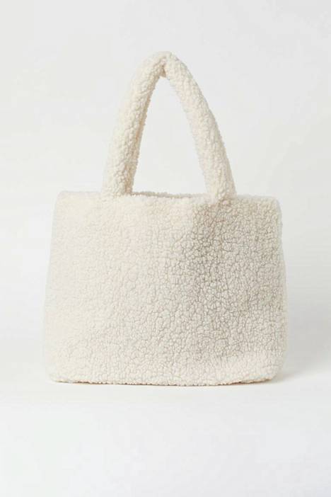 Valkoisella teddykarvalla päällystetty laukku on pehmeä kainalokaveri, 19,95 ?, H&M.
