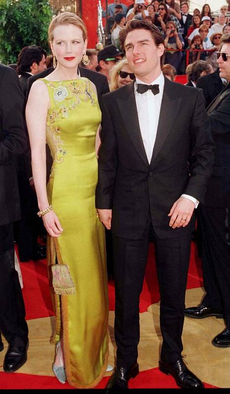 Tom Cruise oli vuoden 1997 gaalassa ehdolla parhaasta miespääosasta elokuvasta Jeyy Maguire, mutta tuolloinen vaimo Nicole Kidman varasti huomion John Gallianon Christian Diorille suunnittelemassa silkkiluomuksessa.