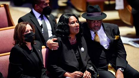 Kamala Harris (vas.) istui Tyre Nicholsin äidin vieressä hautajaisissa.