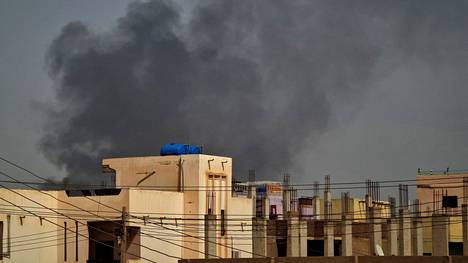 Savu nousi Sudanin pääkaupungin Khartumin kattojen yllä sunnuntaina.