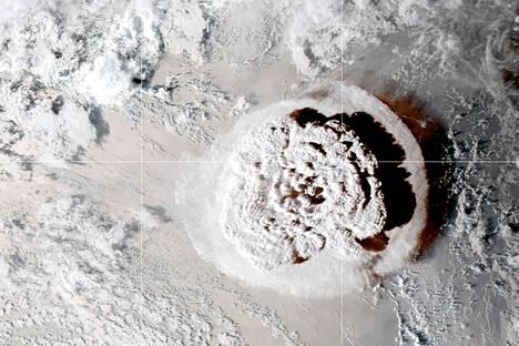 Tongan tulivuoren aiheuttama savupilvi satelliittikuvassa.