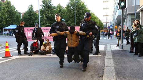 Poliisi vei useita elokapinalaisia säilöön viime elokuisen mielenosoituksen yhteydessä Tampereella.