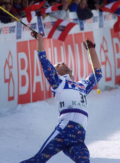 Mika Myllylä vuoden 1999 Ramsaun MM-hiihtojen 50 kilometrin maalissa.
