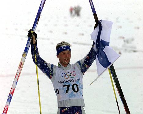 Mika Myllylä tuuletti 30 kilometrin olympiavoittoaan Naganossa 1998. Myllylä saavutti urallaan myös neljä MM-kultaa ja lukuisia himmeämpiä arvokisamitaleja. Myllylän uraa leimasi vuoden 2001 dopingskandaali, joka painoi urheilijaa pitkään urheilu-uran päättymisen jälkeen. Myllylä menehtyi heinäkuussa 2011 vain 41-vuotiaana.