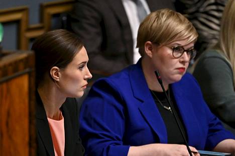 Pääministeri Sanna Marin (sd) ja valtiovarainministeri Annika Saarikko (kesk) kyselytunnilla torstaina.