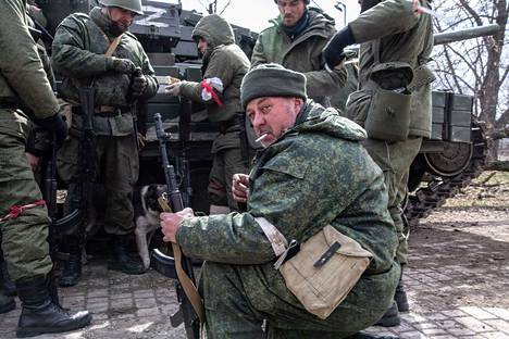 Donetskin ”kansantasavallan” joukkojen sotilaat piirittivät Mariupolia viime keväänä, kun sota vielä sujui Venäjältä.